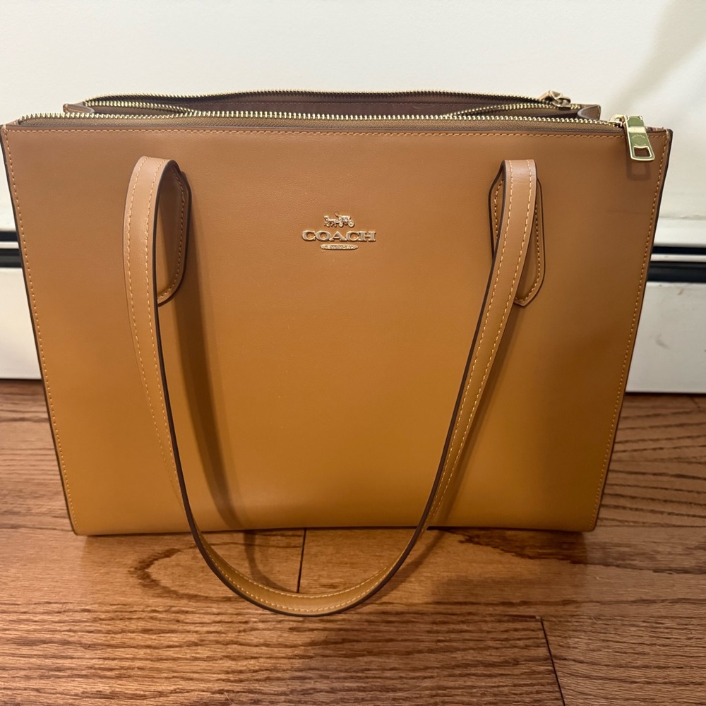 NEW WITHOUT TAG Coach Saddle Tan Leather Zip-Top Tote with Gold Hardware